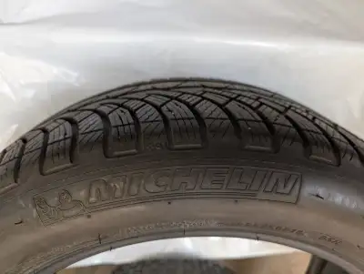 4 pneus Michelin PILOT ALPIN 225/50R1/8 . Très peu d'usure.