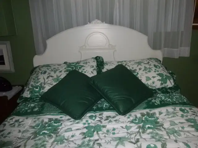 SET DE CHAMBRE BLANC,ANTIQUE CHINOIS. in Beds & Mattresses in Trois-Rivières - Image 3