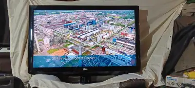Experience visuals like it's new yesterday with this used 42-inch LG TV, featuring a crisp video, sh...
