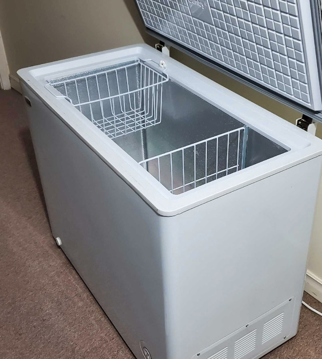 Medium Size Chest Freezer in Freezers in Ottawa - Image 3