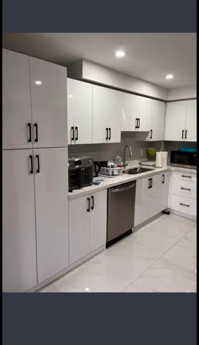 I Room for rent in a neat home is available now in Scarborough. Close to schools, banks & grocery st...