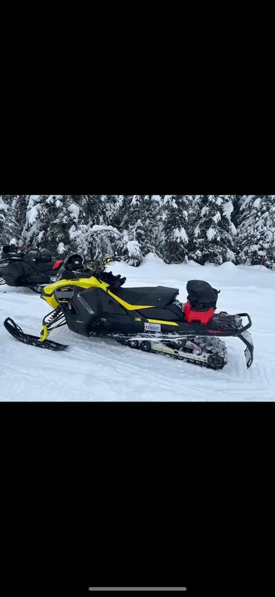 Skidoo Renegade X 2022 900 ace turbo R 9800 km , vient avec 2 banc ( simple et double )