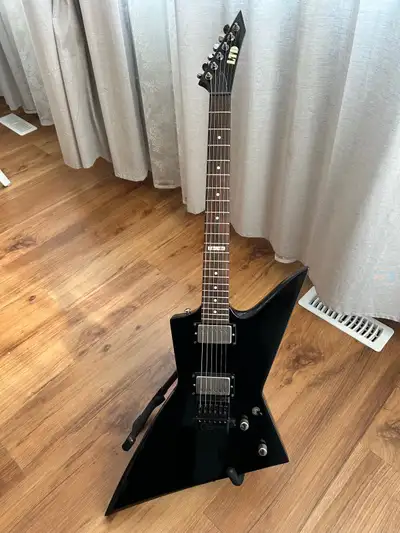 This beautiful Ltd ex-400 has been upgraded with active EMG 57/66 pickups and a professionally insta...