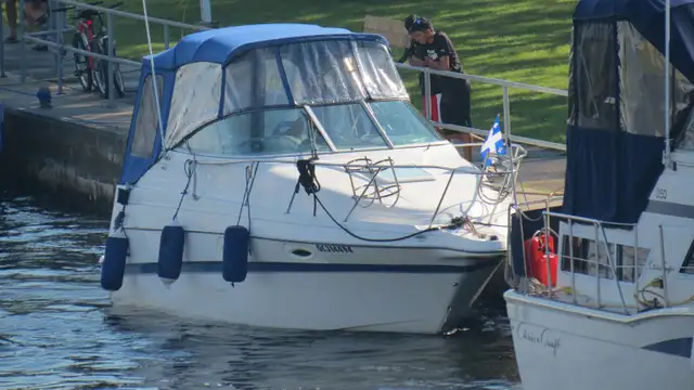 Bateau à moteur Maxum 2400 SE avec remoque EZ load in Powerboats & Motorboats in Shawinigan - Image 6