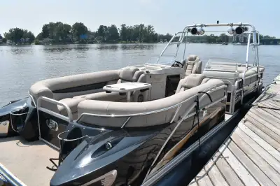 2012 Princecraft 29 SVX avec moteur Mercruiser 350 inboard et plateforme de baignade. Tout équipé et...