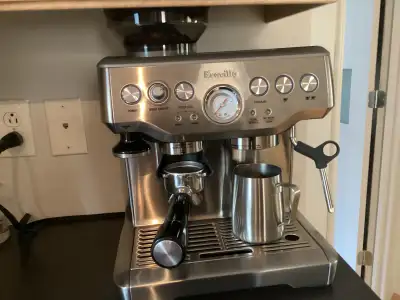 Machine à café de marque Breville Barista en acier brosser, incluant moulin à café, bourroir intégré...