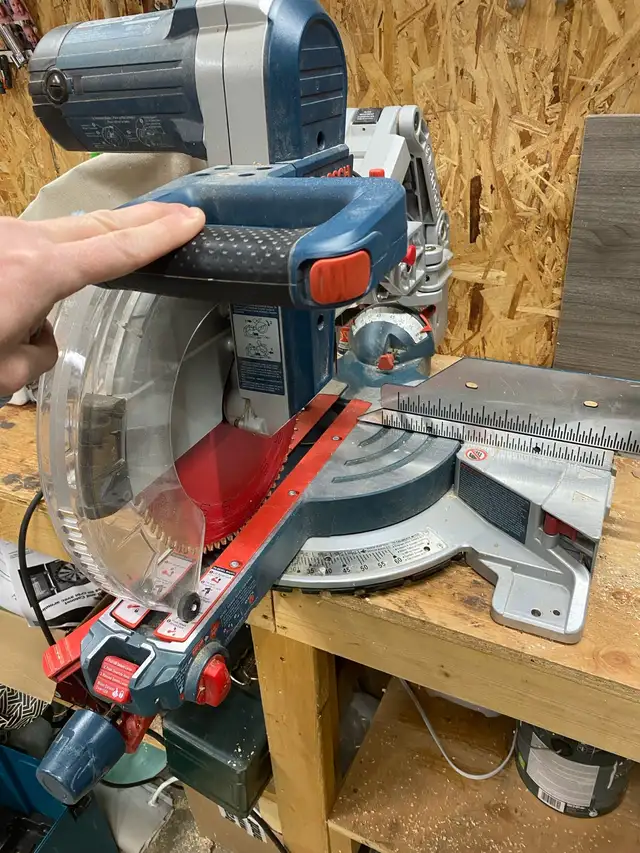 Bosch Dual-Bevel Hinge Slide Miter Saw 12” in Power Tools in Kamloops - Image 4