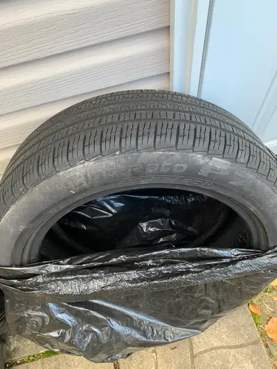 2 pneus Pirelli 4 saisons Run flat Cinturato P7 18 pouces - P 225/50 R18 — ont été utilisés seulemen...