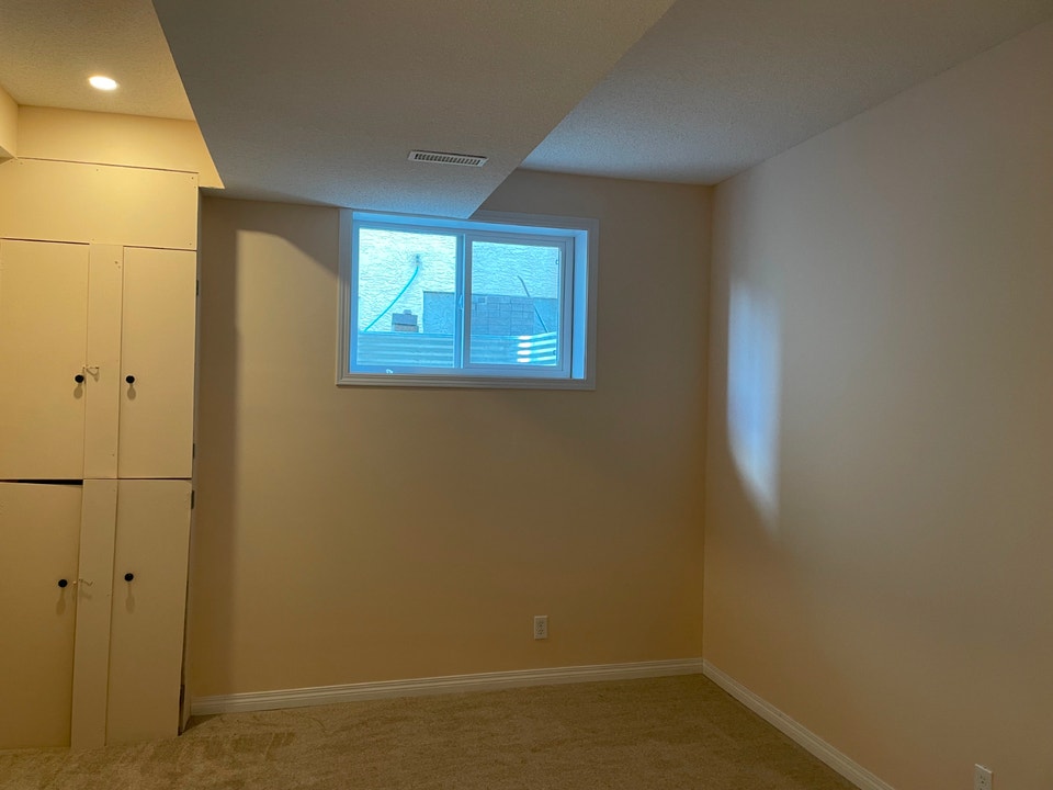 Walkout basement for Rent in McKenzie Lake 4