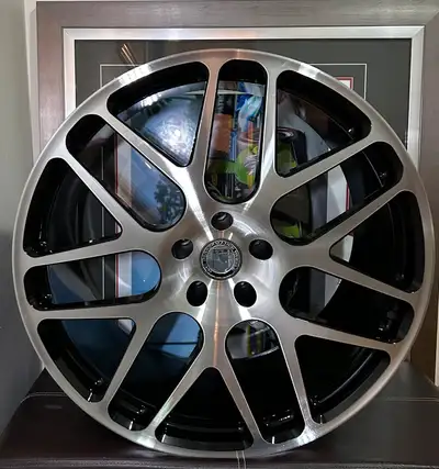 High Performance HRE P40L wheels Front rim: B21H 22X10.0 mm ET31 Rear rim: B21H 22X11.0 mm ET24 CB:...