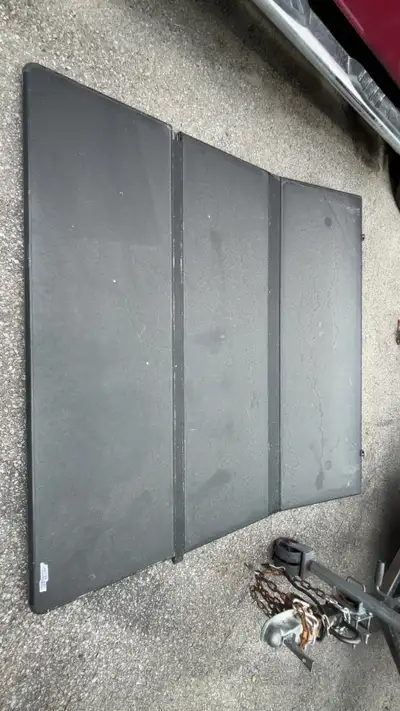 2011 Ford F-150 Truck Cover Works perfectly 5”5 feet flatbed
