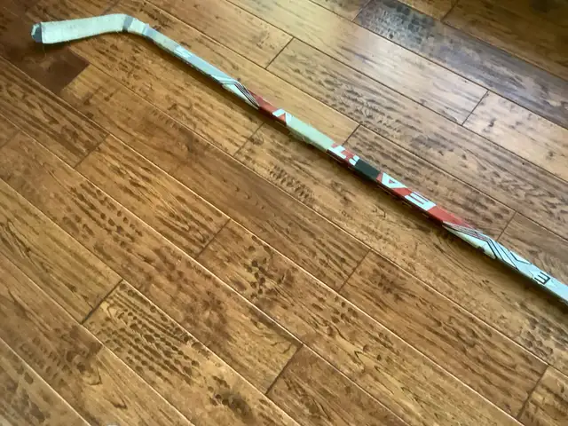 Hockey stick left hand in Hockey in Ottawa - Image 3