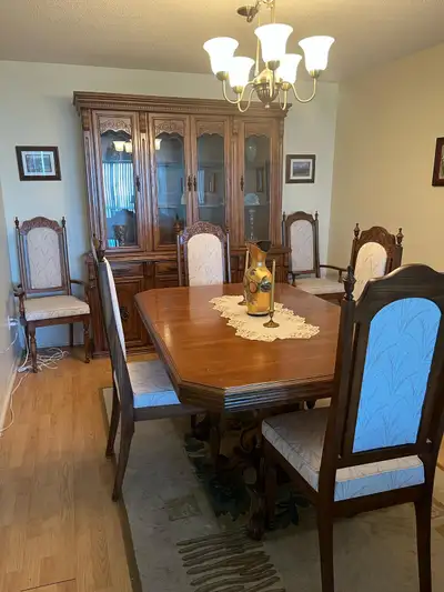 DINING ROOMSET, Table, 6 Chairs and Hutch. Seats 12 with leaf extension
