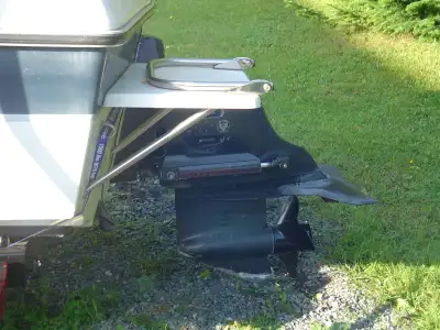 OMC 1988 , 3 litres. pied omc cobra $1600. manifold $500. Remorque à Bateau 16.5 pieds $1500. 819-87...