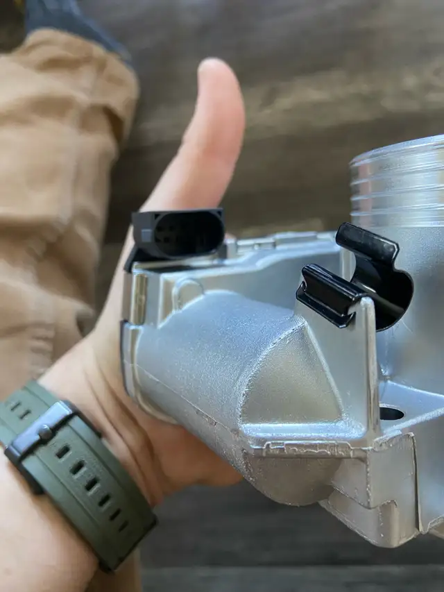 2006 volvo xc 90 throttle body brand new  in Engine & Engine Parts in Napanee - Image 4