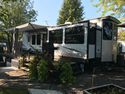 ROULOTTE DE PARC 39 pi (2017) 2 chambres fermées installées au Camping Hatley ACHETÉES NEUVE EN 2019...