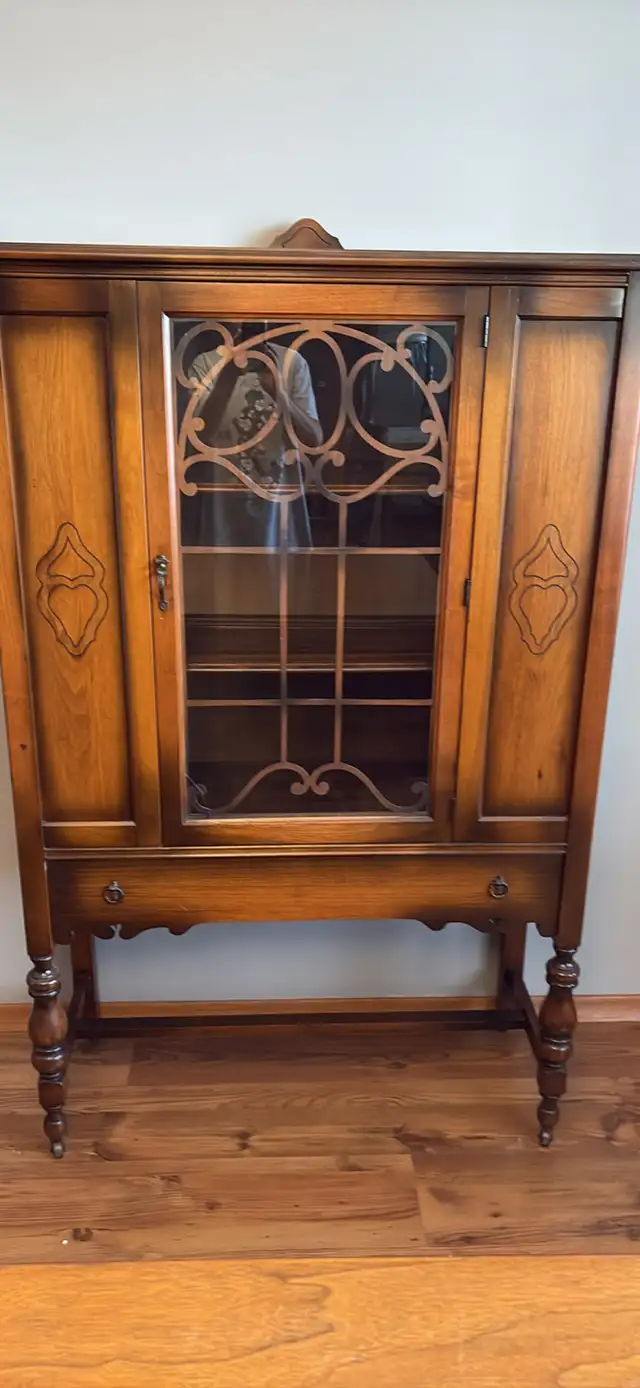 vintage hutch in Hutches & Display Cabinets in Chatham-Kent - Image 2