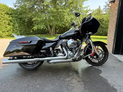This stunning 2016 Harley-Davidson Road Glide features a powerful 103 cubic inch engine and is in ex...