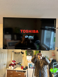 Toshiba TV 27” plus wall mount stand 