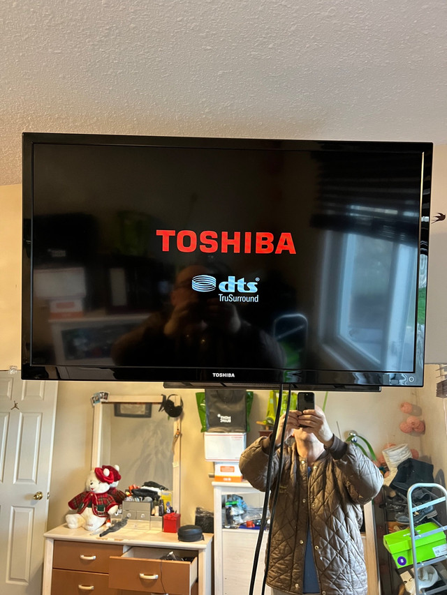 Toshiba TV 27” plus wall mount stand  dans Téléviseurs  à Kitchener / Waterloo