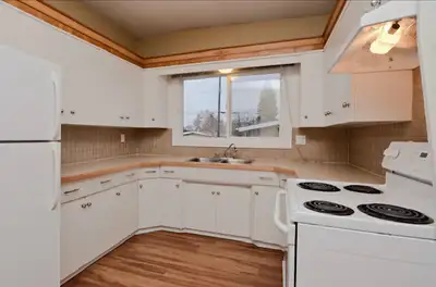 MAIN FLOOR SUITE. Pet Friendly. Kenilworth (east of Bonnie Doon). Ensuite Bathroom. Exclusive use DO...