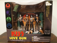 Belles figurines de KISS reproduisant la pochette "Love Gun"