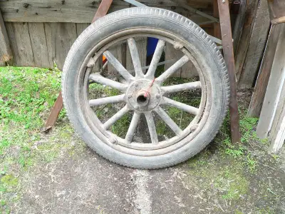 belle roue antique Ford modèle T # 12118.2 roue en bois et métal belle condition mais pneu usée eato...