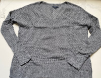 Women’s knitted v-neck sweater 
