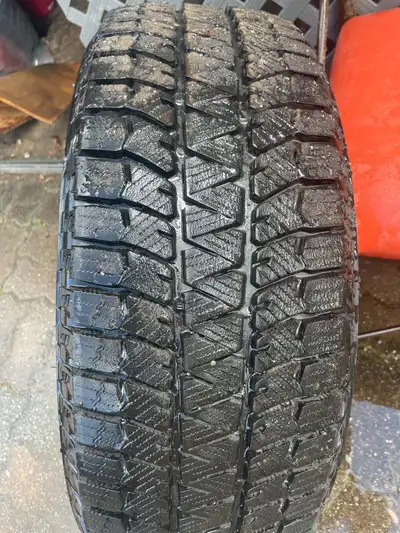 ❄️ PNEUS D'HIVER BRIDGESTONE BIZZARD — 500 $ ❄️ 215/60R17 L'hiver s'en vient, sois prêt ! 4 pneus d'...