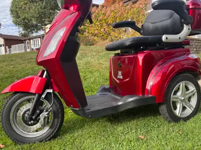 Daymak Roadstar Deluxe Scooter. Like new only 54 km , installed new batteries last fall, has MP3, Ra...