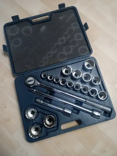 Canadian Tire Mastercraft 3/4 drive set in excellent condition. 20 pieces Sockets 7/8" X 2 Ratchet 1...