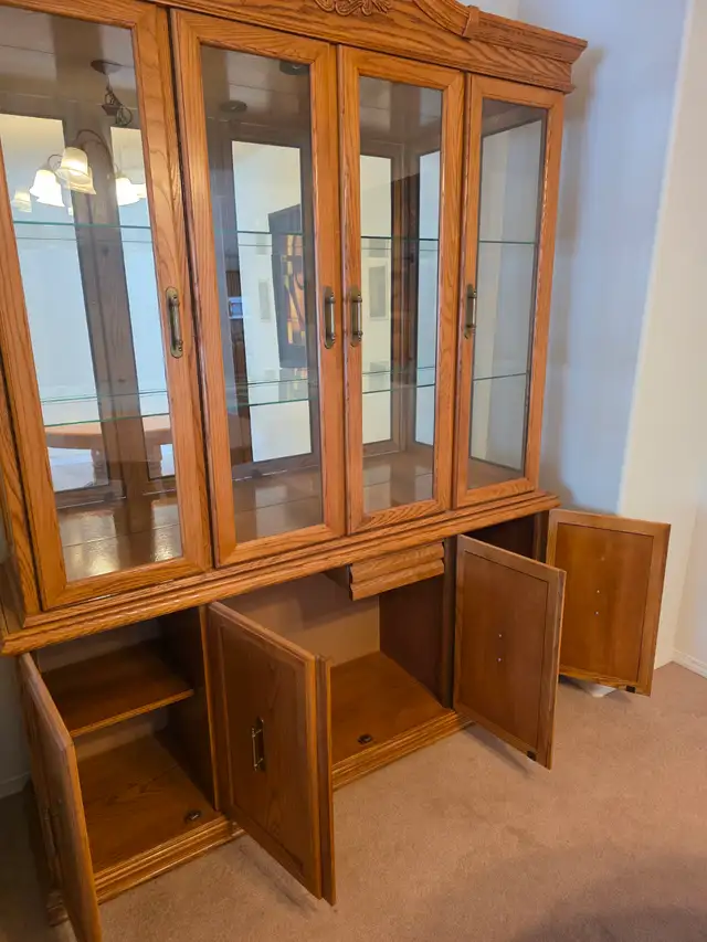 Oak Buffet and Hutch in Hutches & Display Cabinets in Calgary - Image 4