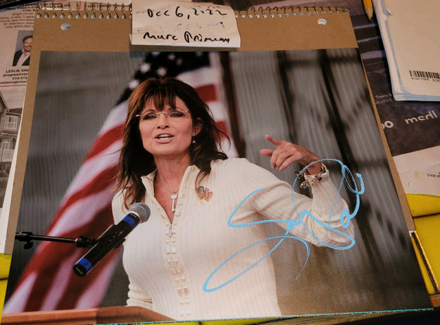 Sarah Palin signed 8x10 pictures and Hockey Puck / Items signées dans Art et objets de collection  à Ville de Montréal - Image 3