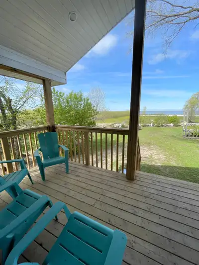 LAKEFRONT cabin!! • 2 bedrooms (sleeps 5) + 1 big couch for 6th person • 1 bathroom • wifi • Disney...