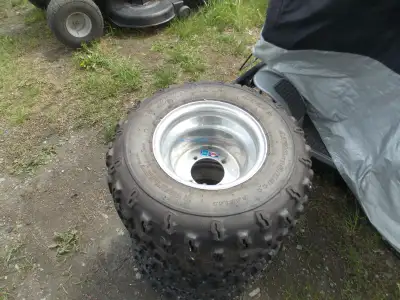 3 pneus de vtt avec mag alluminium aucune idee sur quoi sa va en bonne condition je suis de lac-méga...