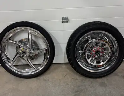 Harley Reaper wheels. This rims are in good condition no scratches or chrome swirl marks. Need polis...