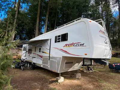 This is your chance to own one of the most sought-after toy haulers in the market! The 2004 Holiday...