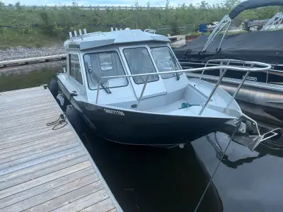 Model: 2225 Escape HT USED - JUST 7-8 RIDES - Ready to go fishing: - 2 transducers, - 12” Lowrance w...