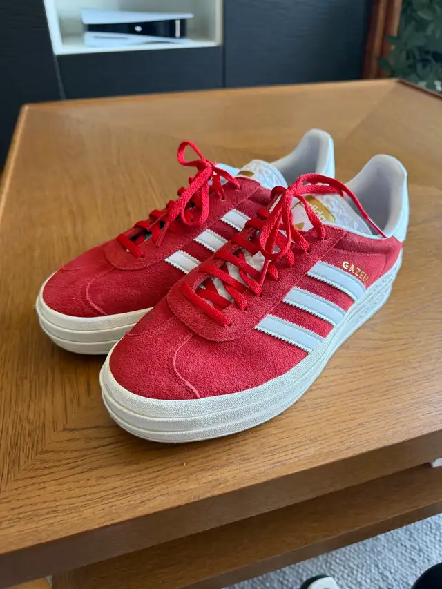 Chaussure Adidas gazelle orange/rouge Femme 10 in Women's - Shoes in City of Montréal - Image 2