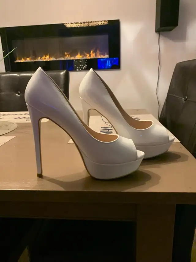 Soulier sibeisen in Women's - Shoes in Banff / Canmore - Image 2