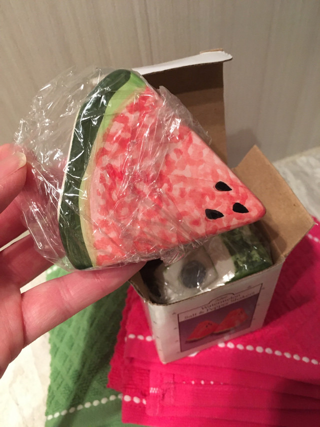 KITCHEN SET - NEW - WATERMELON SALT AND PEPPER SHAKERS / TOWELS in Kitchen & Dining Wares in Kingston - Image 3