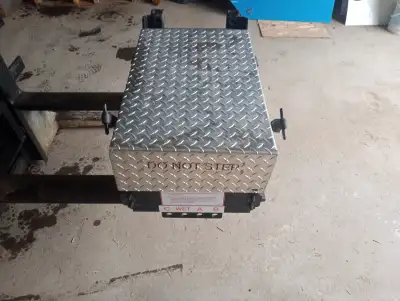 Cette Annonce est pour : new truck battery rack new steel and aluminium description lenght / longueu...