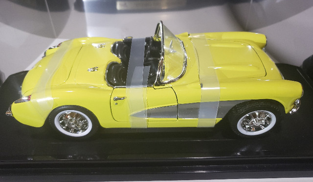 Yatming  Chevy Corvette Convertible 1957, 1:18, Yellow Die cast in Toys & Games in Sarnia - Image 3