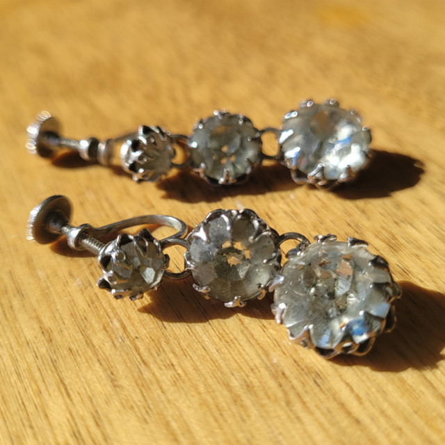 vintage costume jewelry - sparkly clip on earrings in Jewellery & Watches in Cole Harbour - Image 2