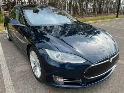 2015 Tesla Model S – 85D AWD
