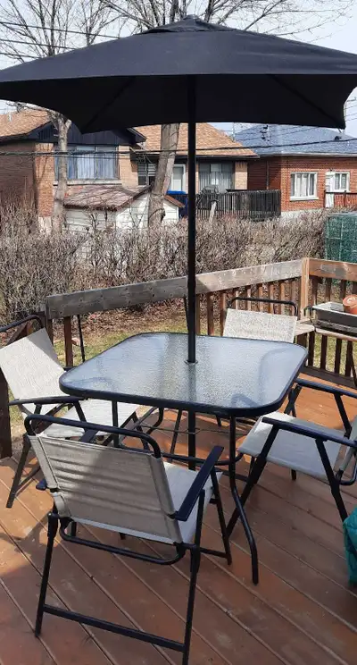 Patio set with parasol, table (38in. X 38in.) and 4 chairs like new. Ensemble de patio avec table (3...