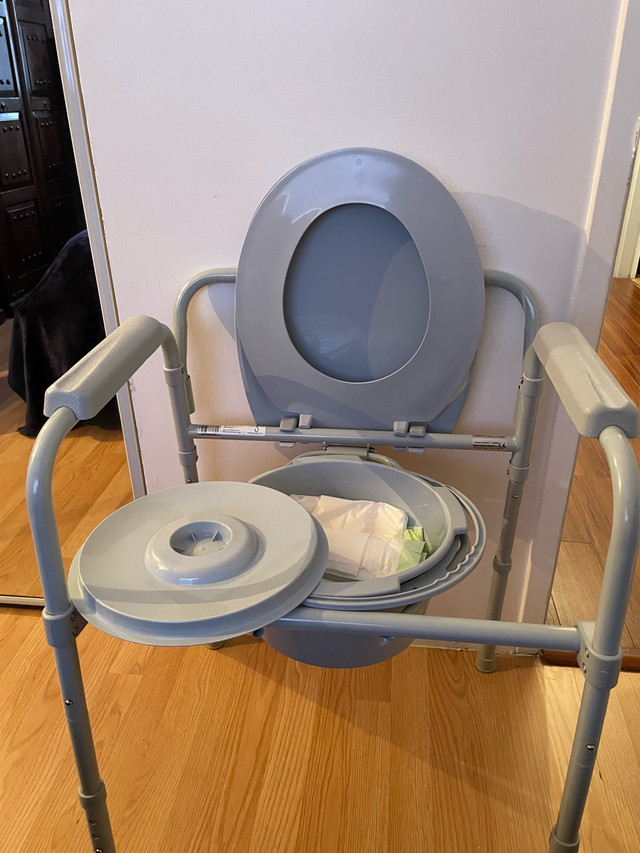 Foldable bedside commode  dans Santé et besoins spéciaux  à Laval/Rive Nord - Image 4