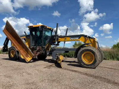 Very nice and super clean low hour 2021 John Deere 772G AWD motor grader. ONLY 4462 hours!! Ex Munic...