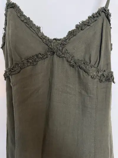 Beautiful linen dress in sage colour, waist shape, runs a bit short from the breast. Final Sales, no...