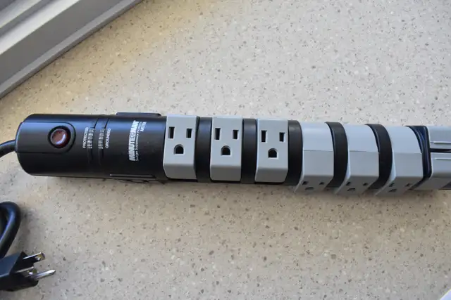 MINUTEMAN MMS780R Computer Surge Protector. in Cables & Connectors in West Island - Image 4